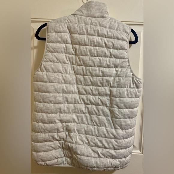 New Balance Women’s Off White Puffer Vest Zippered Pockets High Collar Sz Small - Picture 2 of 5